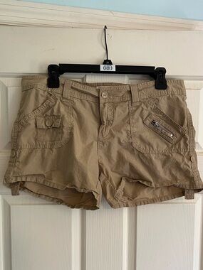 No Boundaries Women’s Cargo Shorts in Khaki Beige